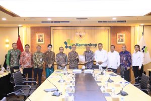 Kemenkop Serahkan Daftar Koperasi Sektor Jasa Keuangan ke OJK Sesuai UU P2SK