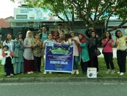 Peduli Warga Berpuasa, Diskominfo dan KIM Palangka Raya Bagikan Takjil di Jalan Garuda