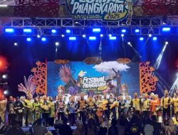 Benang Bintik Tampil Memukau dalam Lomba Fashion Show Festival Palangka Raya 2025