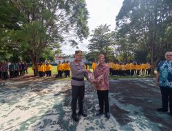 Sinergi Polisi dan Akademisi: Wakapolda Kalteng Sumbang Buku di Hardiknas UPR