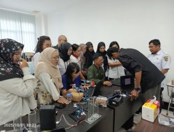 Guru Fisika Dapat Pelatihan Merakit Alat Praktikum Canggih