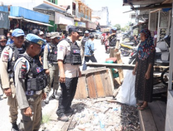 Satpol PP Katingan Tertibkan Pedagang di Pasar Hampalit