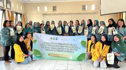 Mahasiswa Sosiologi FISIP UPR Latih Ibu PKK Kereng Bangkirai Membuat Totebag Ecoprint Ramah Lingkungan