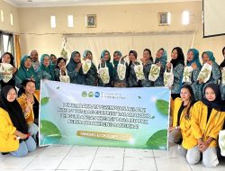 Mahasiswa Sosiologi FISIP UPR Latih Ibu PKK Kereng Bangkirai Membuat Totebag Ecoprint Ramah Lingkungan