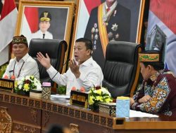 Serahkan Sertipikat, Pemprov Kalteng Mantapkan Langkah Penataan Ruang dan Pengamanan Lahan