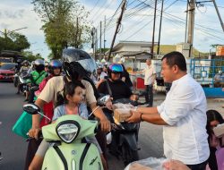 PWI dan IKWI Kalteng Salurkan Ratusan Takjil Untuk Warga Pengendara