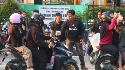 Polisi Remaja Polresta Palangka Raya Berbagi Takjil, Pererat Silaturahmi dengan Masyarakat