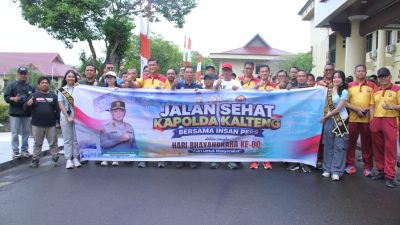 Jelang HUT 80 Bhayangkara, Kapolda Kalteng Perkuat Sinergi Pers Melalui Jalan Sehat Bersama
